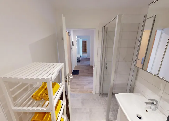 Mit Bodengleicher Dusche, 170m Bis Zur Bahnhaltestelle Linie 5, Wlan Appartement Chemnitz