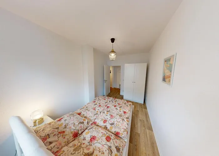 Appartement Mit Bodengleicher Dusche, 170m Bis Zur Bahnhaltestelle Linie 5, Wlan *